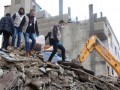 المغرب اليوم - طنجة تشهدّ حالة استنفار قصوى على إثر انهيار عمارة فوق جرافة خلال عملية لدك البناء العشوائي