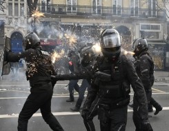 المغرب اليوم - الشرطة الفرنسية تُطلق الغاز المسيل للدموع على نشطاء المناخ في باريس