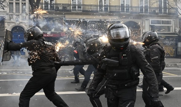 اشتباكات بين قوات الأمن ومٌتظاهرين في باريس خلال احتجاجات يوم العمال