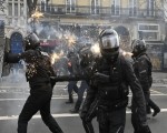 المغرب اليوم - رئيس الوزراء الفرنسي يعلن توقيف 1200 شخص وإصابة 150 شرطيًا خلال احتجاجات واسعة تشهدها البلاد amid تصاعد المواجهات الأمنية