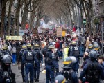 المغرب اليوم - فرنسا تعلن اعتقال 2397 شخصا وإصابة 997 من عناصر الأمن خلال احتجاجات عنيفة أسفرت عن إحراق مبنى بلدية تاريخي