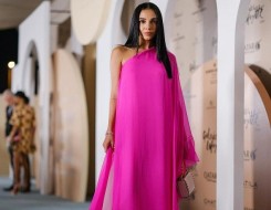 المغرب اليوم - الفستان المخملي القطعة المفضلة للحصول على إطلالة ساحرة