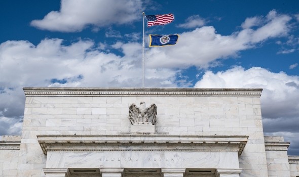 رئيس الفيدرالي الأمريكي يستبعد خفض الفائدة قريبا