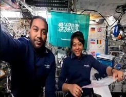 المغرب اليوم - وصول رائدي الفضاء السعوديين علي القرني وريانة برناوي إلى الأرض