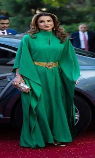 المغرب اليوم - الملكة رانيا بإطلالات شرقية ساحرة تناسب شهر رمضان
