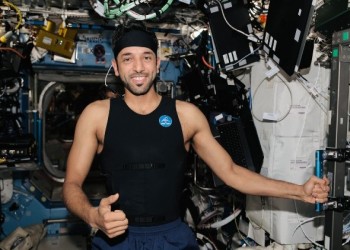 المغرب اليوم - رائد الفضاء النيادي ينشر صور لمصر ويصبح أول عربي إماراتي يسير في الفضاء
