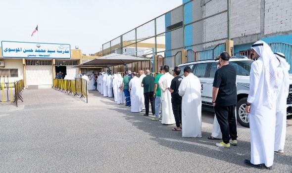 المغرب اليوم - توافد الناخبين في الكويت على مراكز الإقتراع لاختيار أعضاء مجلس الأمة لعام 2023