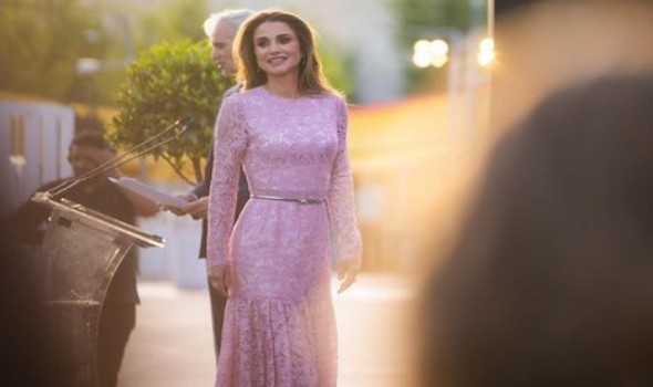 المغرب اليوم - الملكة رانيا تتألق بفستان أنيق من دار Dolce & Gabbana