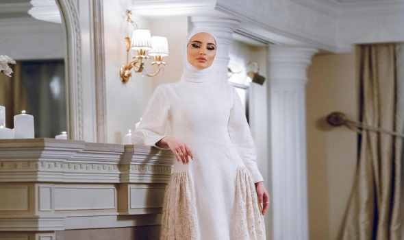 المغرب اليوم - موديلات فساتين باللون الأبيض للعروس لإطلالات رقيقة تجمع بين الرقي والبساطة