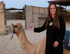 المغرب اليوم - والدة نيمار ترتدي العباءة وتمتطي الإبل في الرياض