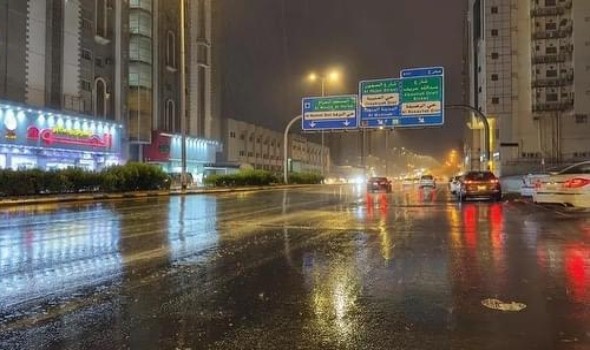 المغرب اليوم - أمطار رعدية وسيول تضرب مناطق واسعة في السعودية بينها مكة