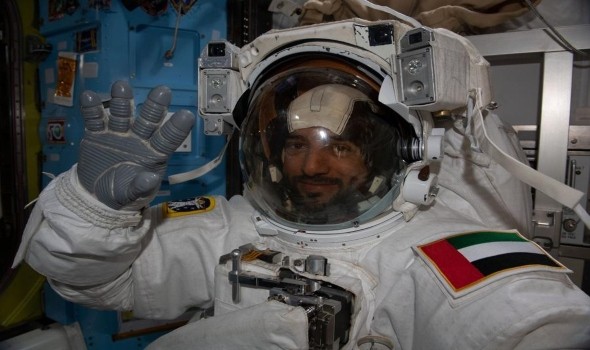 المغرب اليوم - عودة سلطان النيادي إلى الأرض بعد إنجاز أطول مهمة فضائية في تاريخ العرب