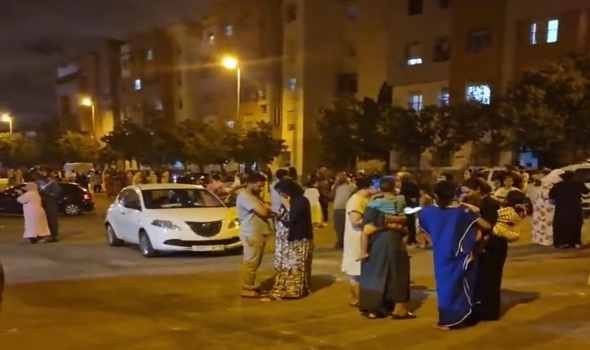 المغرب اليوم - تبرعات سكان مدينة طنجة لفائدة ضحايا الزلزال تفرغ رفوف مراكز تجارية من المواد الغذائية