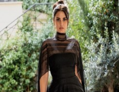 المغرب اليوم - الفستان الأسود لأناقة جذابة لا تقاوم