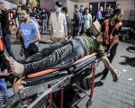المغرب اليوم - مقتل ثمانية فلسطينيين في غارة جوية إسرائيلية على مدرسة تدريب بالقرب من غزة كانت تستخدم لتوزيع المساعدات