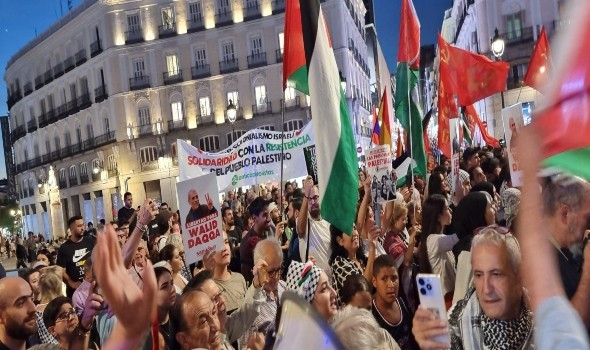 المغرب اليوم - وقفة احتجاجية في الدار البيضاء للتعبير عن التنديد بالعدوان الإسرائيلي على قطاع غزة