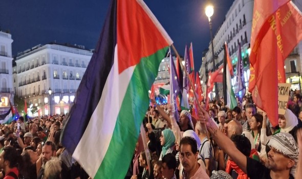 المغرب اليوم - آلاف المغاربة بالرباط يٌطالبون بوقف التطبيع والإبادة الجماعية في غزة