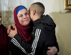 المغرب اليوم - بعد 8 سنوات قضتها في السجون الإسرائيلية إسراء جعابيص في منزلها بحضن عائلتها
