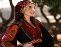 المغرب اليوم - الثوب التراثي الفلسطيني يروي  تاريخها ويحتفظ بهويتها التي لا تقاوم