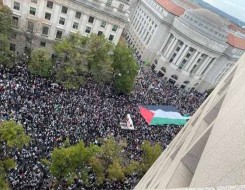 المغرب اليوم - نشطاء يحتجون عند تمثال الحرية للمطالبة بوقف القتال في غزة