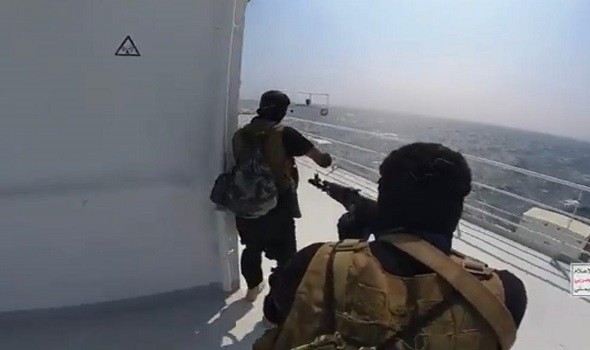 الحوثيون يتبنون مهاجمة 4 سفن وواشنطن تدمر مسيّرة