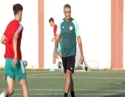 المغرب اليوم - مدرب منتخب الجزائر يصفع لاعبيه أمام الجماهير