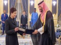 المغرب اليوم - ولي العهد السعودي يستقبل صفية السهيل و يقبل إعتمادها كسفير فوق العادة لبغداد في المملكة