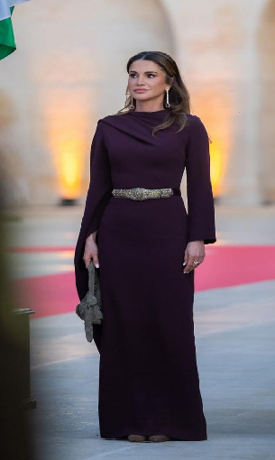 المغرب اليوم - الملكة رانيا بإطلالة كلاسيكية راقية في أحدث ظهور في فرنسا