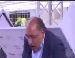 المغرب اليوم - لوحة تسقط على رأس وزير أردني على الهواء خلال لقاء تلفزيوني