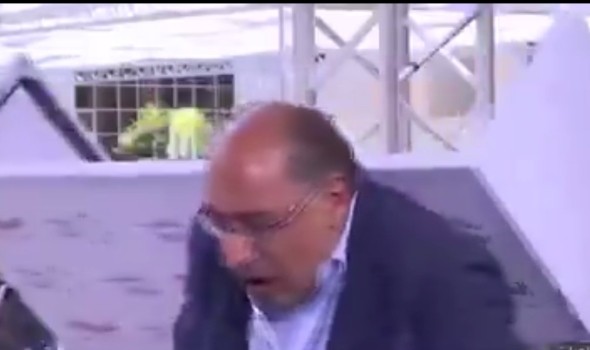 لوحة تسقط على رأس وزير أردني على الهواء خلال لقاء تلفزيوني