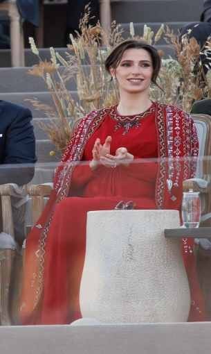 المغرب اليوم - الأميرة رجوة بإطلالة ساحرة في احتفالات اليوبيل الفضي لتولي الملك عبدالله الحكم