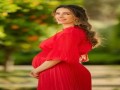 المغرب اليوم - الأميرة رجوة تتألق بفستان أحمر في أول صورة رسمية لحملها