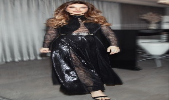 نانسي عجرم تتألق بالأسود اللامع من جديد