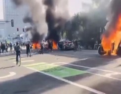 المغرب اليوم - تصعيد غير مسبوق في لوس أنجلوس وفرض حظر التجول وعمدة المدينة تُطالب بوقف مداهمات الهجرة وترمب يتوعد بـ