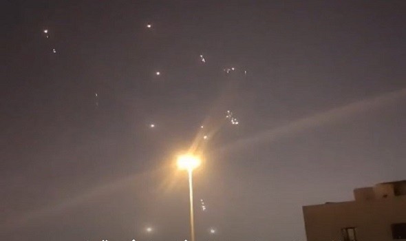 المغرب اليوم - إيران تطلق صواريخ ومسيّرات عقب الغارات الأميركية وتستهدف دبي والمنامة والدوحة وإسرائيل