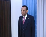 المغرب اليوم - رئيس الوزراء السوداني كامل إدريس يصدر قرار بحل الحكومة الانتقالية