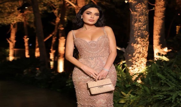 المغرب اليوم - الفستان النيود يتربّع على عرش أناقة النجمات لصيف 2025