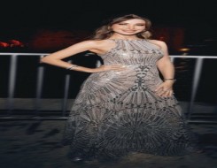 المغرب اليوم - نانسي عجرم تتألق بفستان فضي من توقيع إيلي صعب في إطلالة خاطفة للأنظار