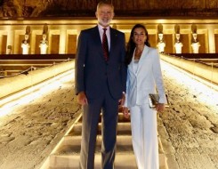 المغرب اليوم - الملكة ليتيزيا تتألق بأناقة البدل خلال زيارتها الرسمية إلى مصر