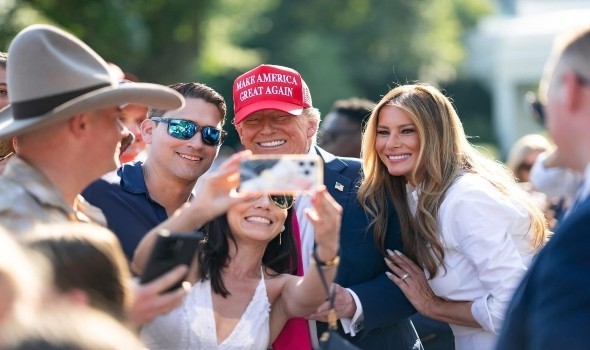 ترامب يروج لفيلم ميلانيا الوثائقي والتذاكر على وشك النفاد