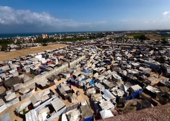 المغرب اليوم - معاناة نازحي غزة تتفاقم بين القصف وانتشار الجرذان والحشرات