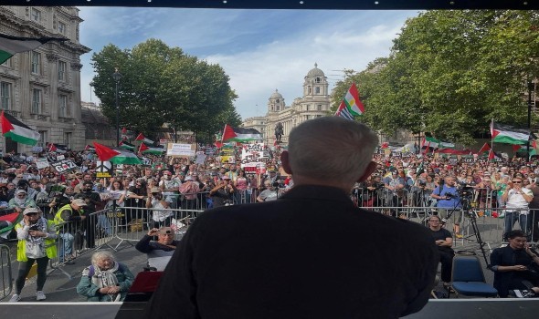 المغرب اليوم - الشرطة البريطانية تعتقل مئات المشاركين في مسيرة ضد حظر حركة فلسطين أكشن