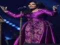 المغرب اليوم - أحلام تتألق بإطلالة ملكية فاخرة باللون البنفسجي في حفلها بموسم جدة