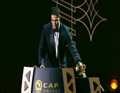 المغرب اليوم - حكيمي يتسلم جائزة أفضل لاعب أفريقي وهو على السكوتر