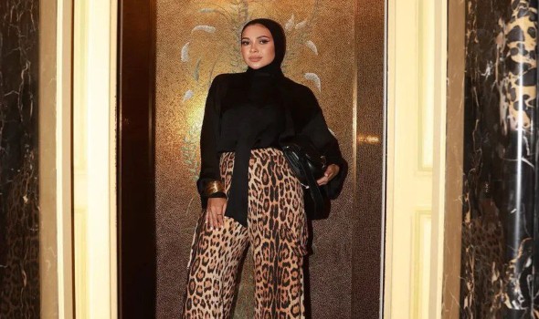 المغرب اليوم - مدونات الموضة المحجبات يجمعن بين الجرأة والأناقة باستخدام طبعات الحيوانات