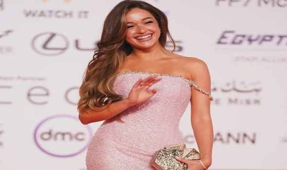 المغرب اليوم - فساتين سهرة بتصاميم متنوعة وألوان راقية تستلهم منها الشابات إطلالات أنيقة للمناسبات