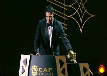 المغرب اليوم - حكيمي يتسلم جائزة أفضل لاعب أفريقي وهو على السكوتر