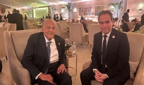 المغرب اليوم - المسلماني يلتقي مجدي يعقوب في المتحف الكبير لمناقشة إنتاج مسلسل عن حياته