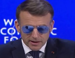 المغرب اليوم - ماكرون يخاطب منتدى دافوس بنظارات شمسية زرقاء ما السبب