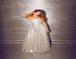 المغرب اليوم - بريق اللون الفضي يسطع على إطلالات النجمات في بداية عام 2026